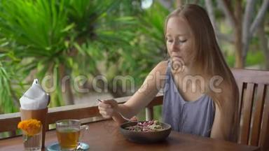一个在热带咖啡<strong>馆</strong>里的年轻女人吃健康的<strong>素食</strong>沙拉。 <strong>素食</strong>概念